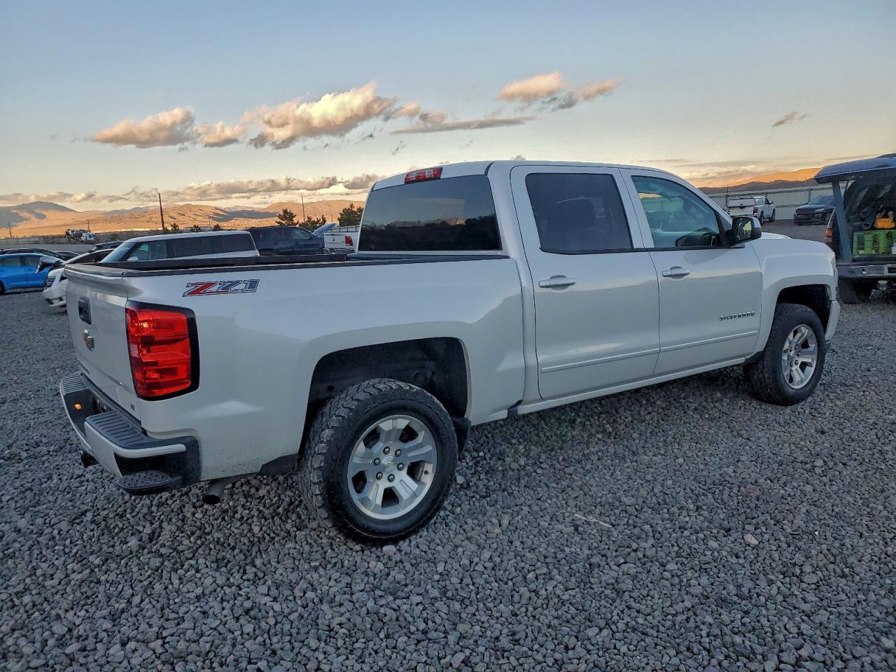 2017 CHEVROLET SILVERADO K1500 LT photo 5