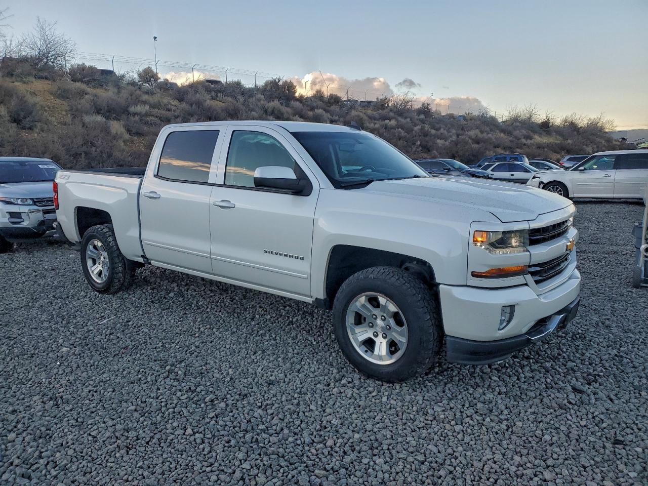 2017 CHEVROLET SILVERADO K1500 LT photo 7