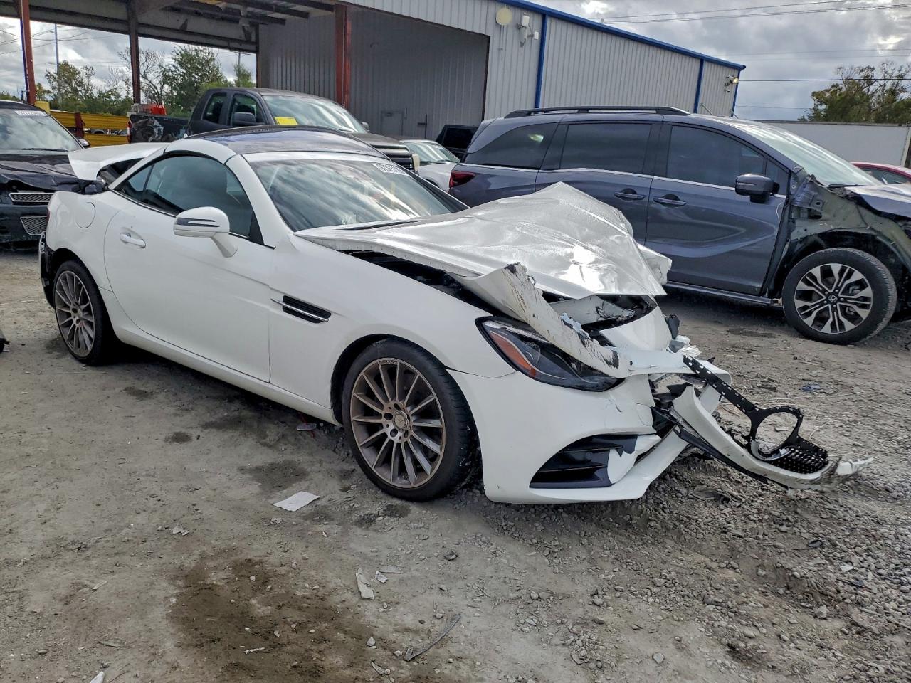 2017 MERCEDES-BENZ SLC 300 photo 4