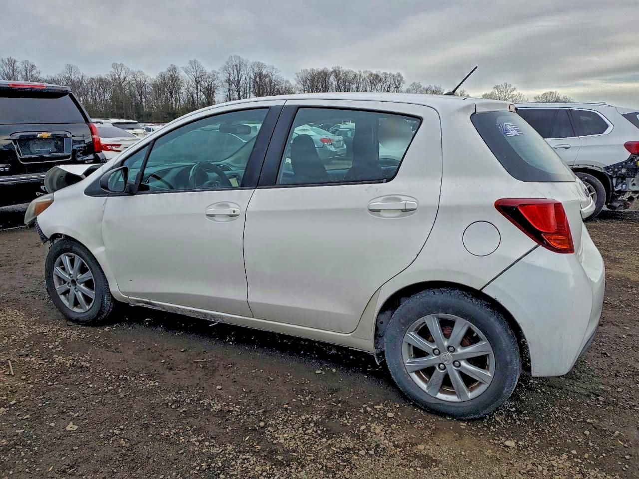 2015 TOYOTA YARIS photo 2