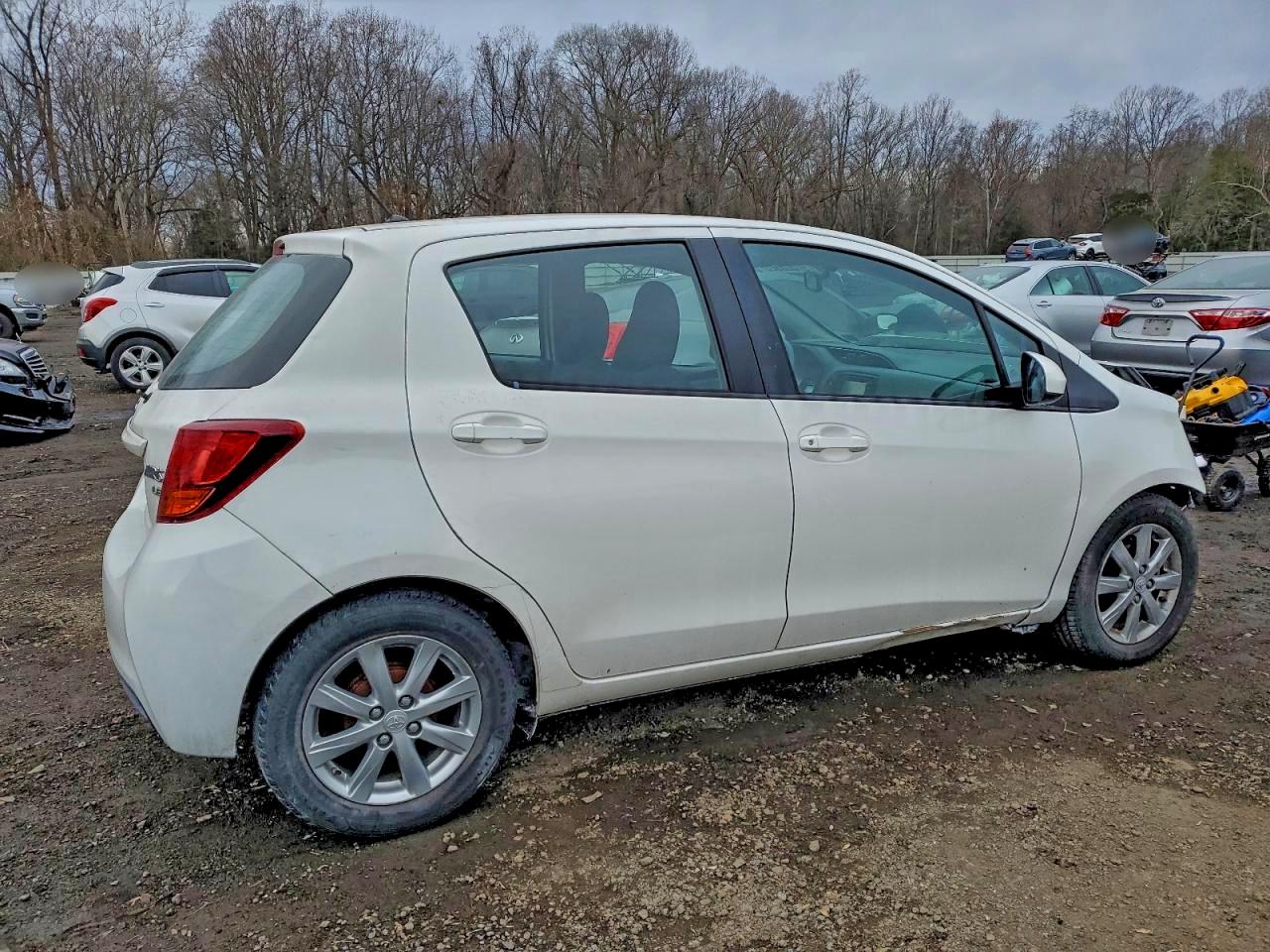 2015 TOYOTA YARIS photo 3