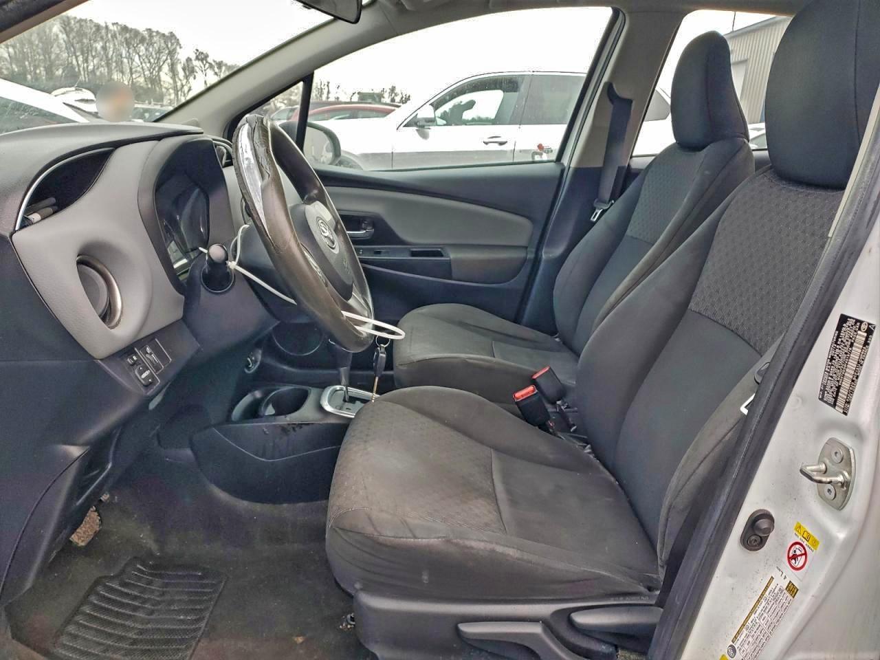 2015 TOYOTA YARIS photo 7
