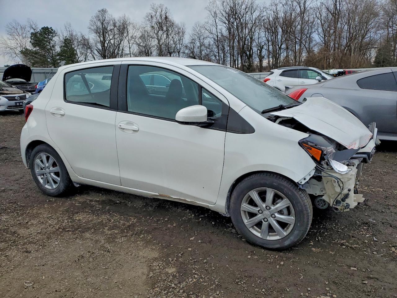 2015 TOYOTA YARIS photo 4