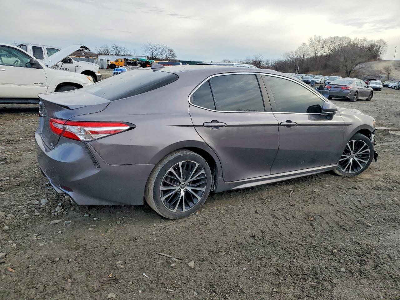 2020 TOYOTA CAMRY SE photo 3