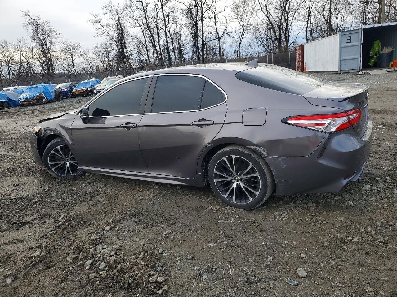 2020 TOYOTA CAMRY SE photo 2