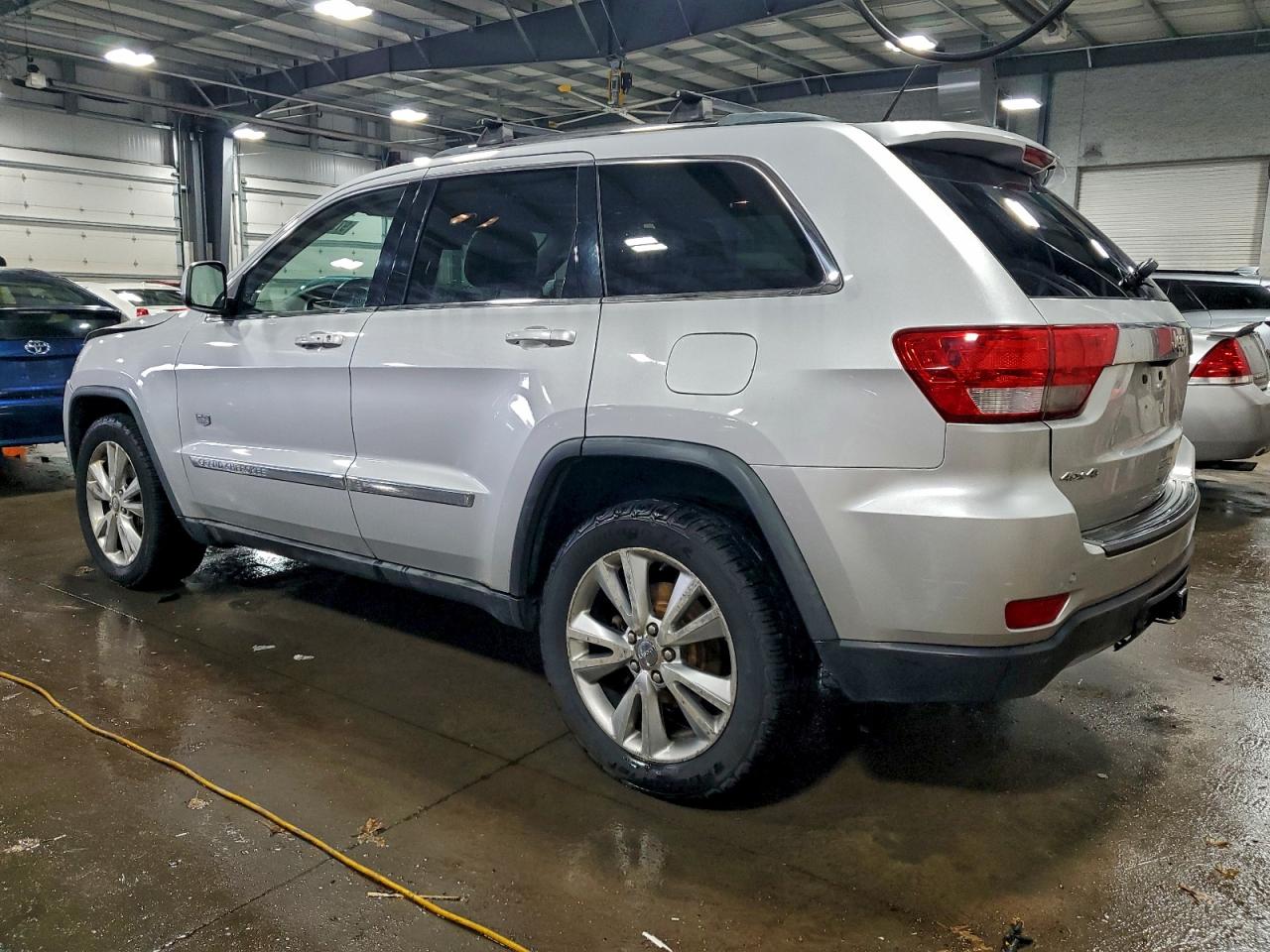 2011 JEEP GRAND CHEROKEE LAREDO photo 2