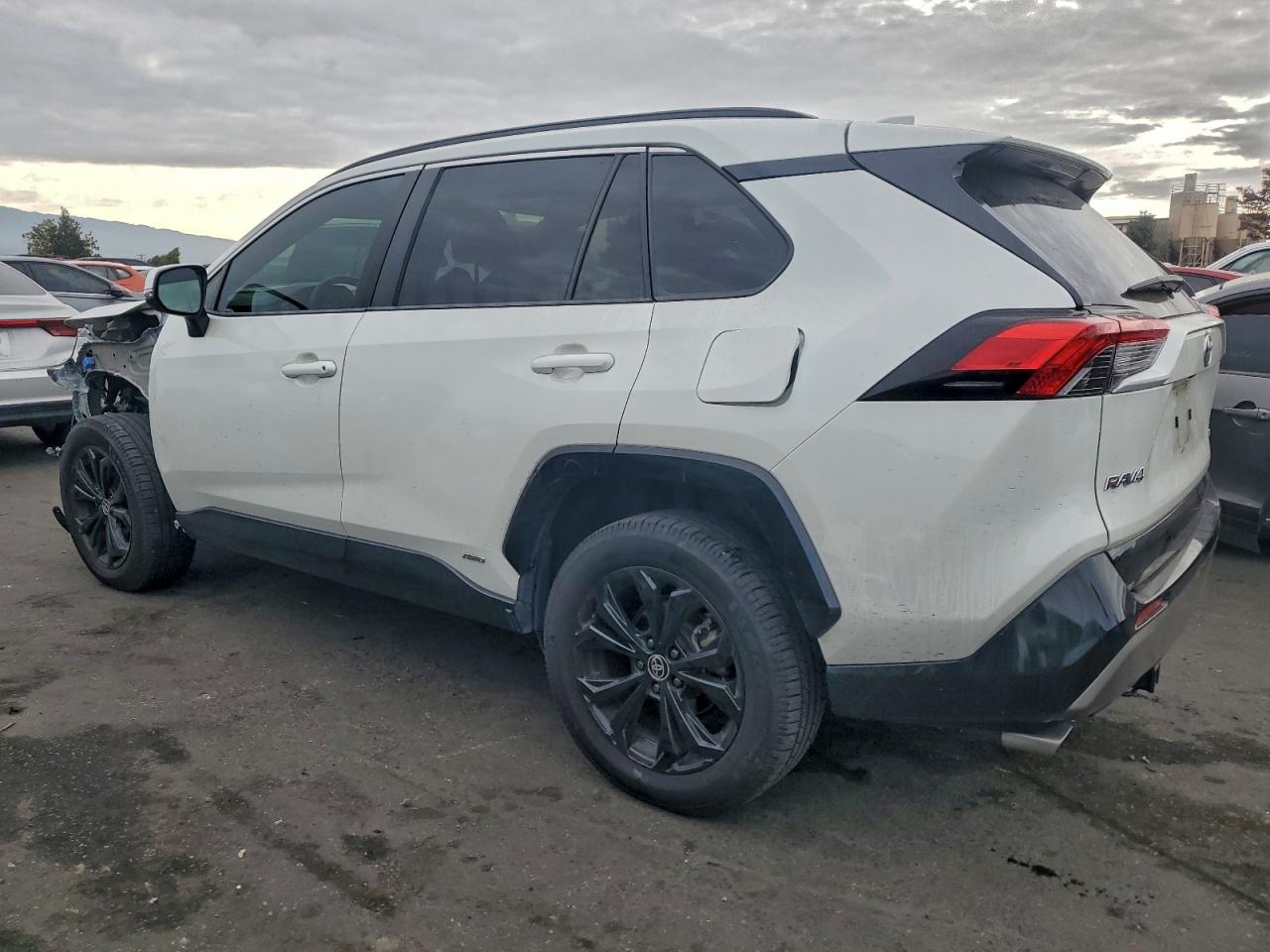 2022 TOYOTA RAV4 SE photo 2