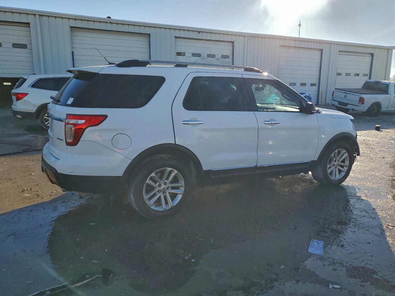 2015 FORD EXPLORER XLT photo 3