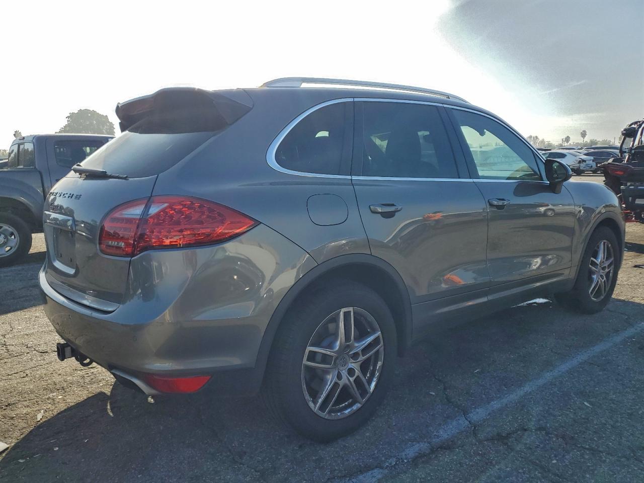 2012 PORSCHE CAYENNE photo 3