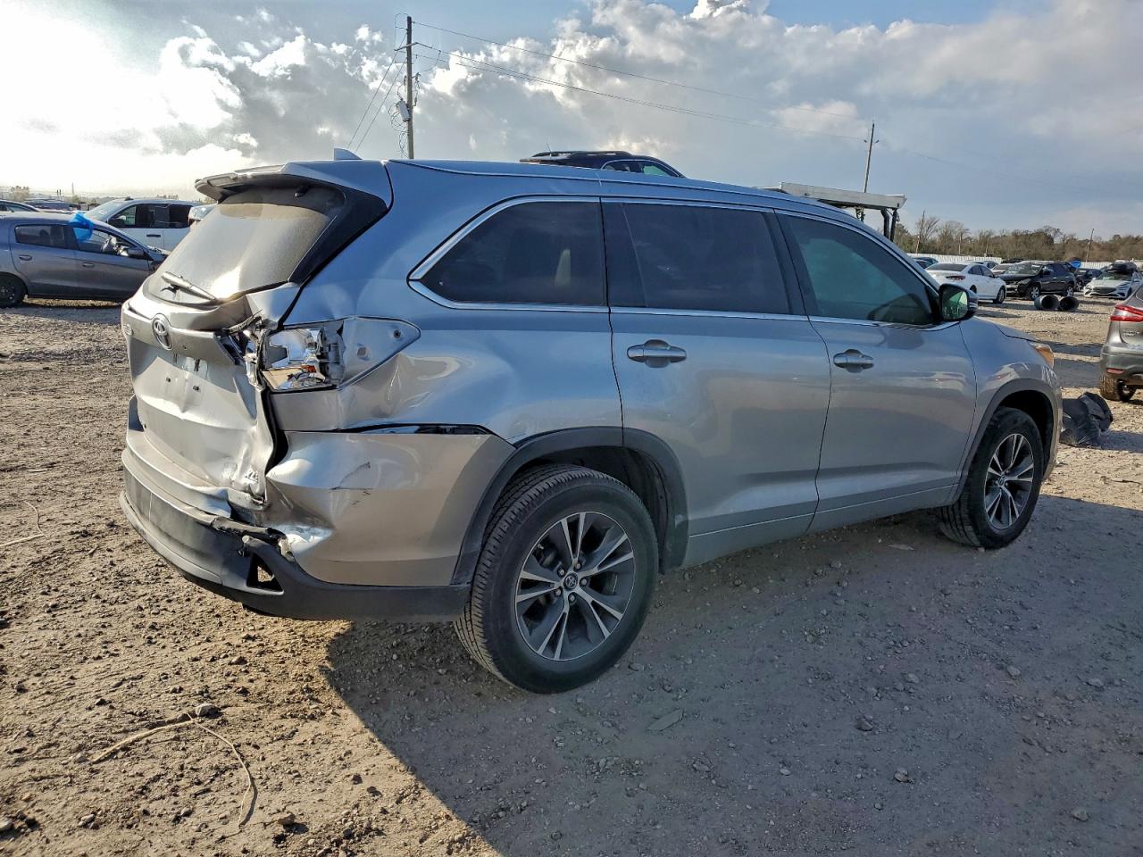 2016 TOYOTA HIGHLANDER XLE photo 3