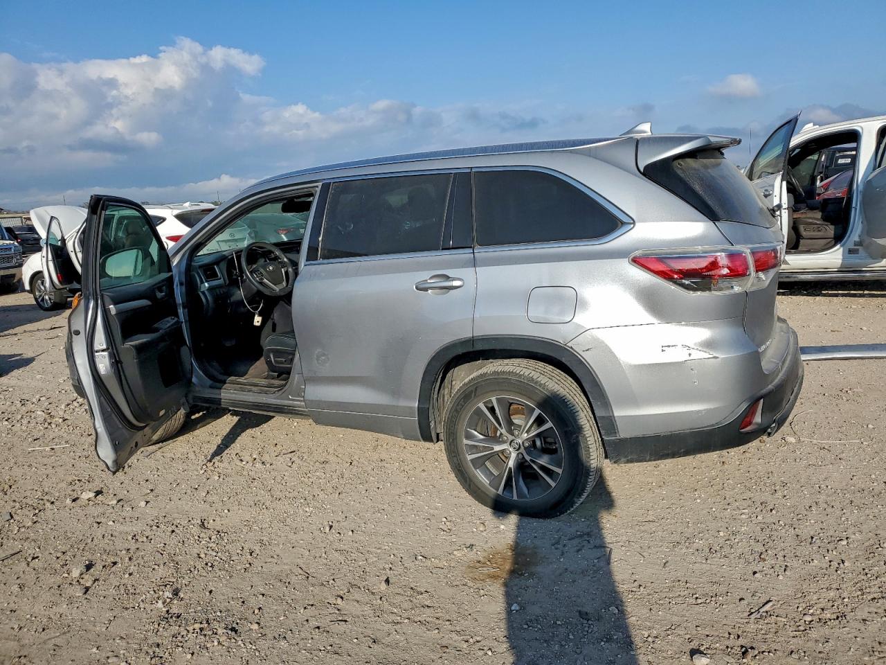 2016 TOYOTA HIGHLANDER XLE photo 2