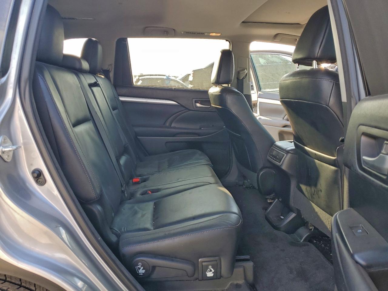 2016 TOYOTA HIGHLANDER XLE photo 11