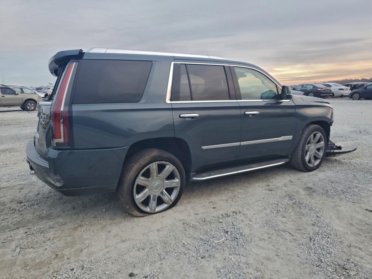 2019 CADILLAC ESCALADE LUXURY photo 3