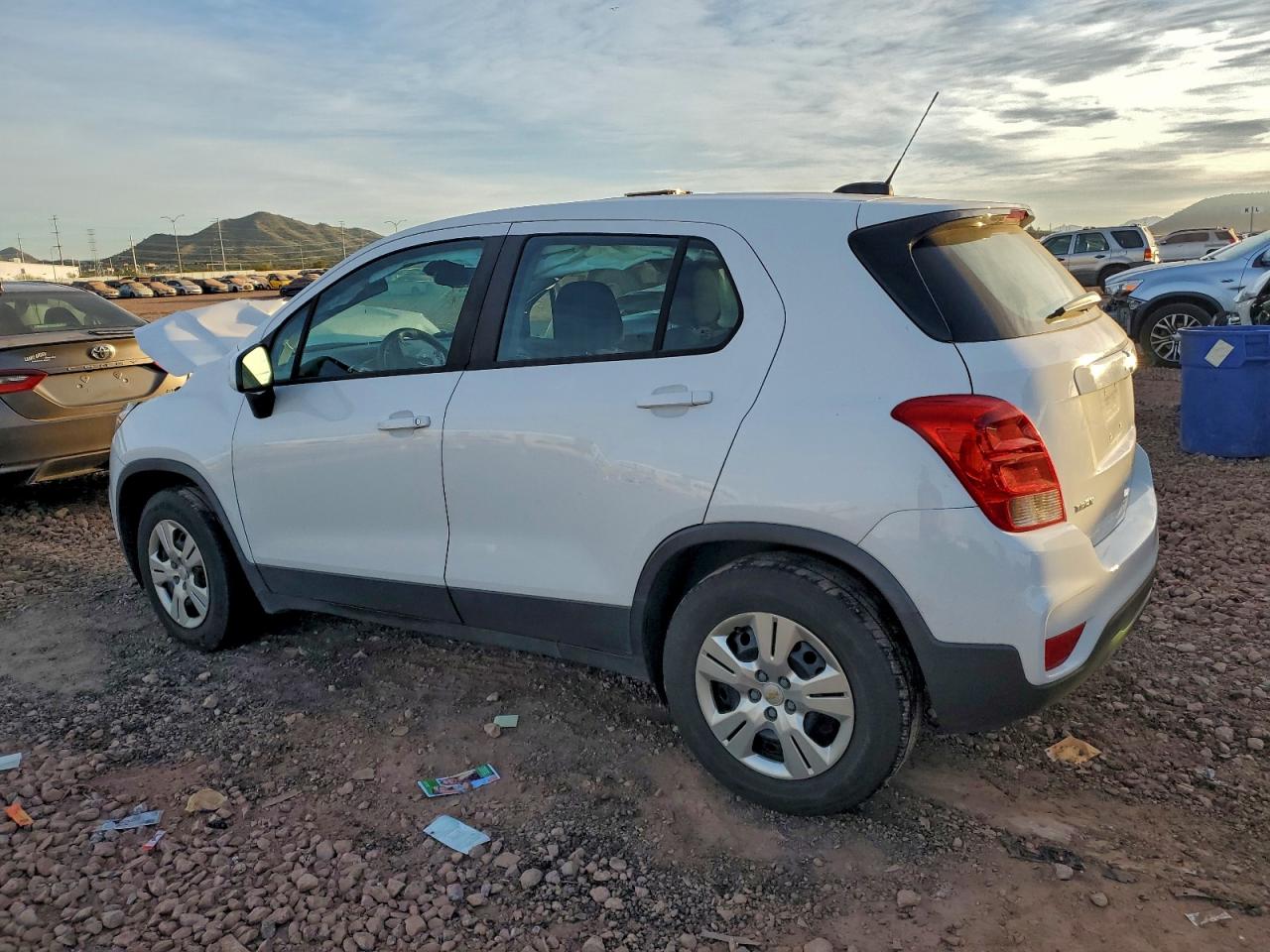 2017 CHEVROLET TRAX LS photo 2
