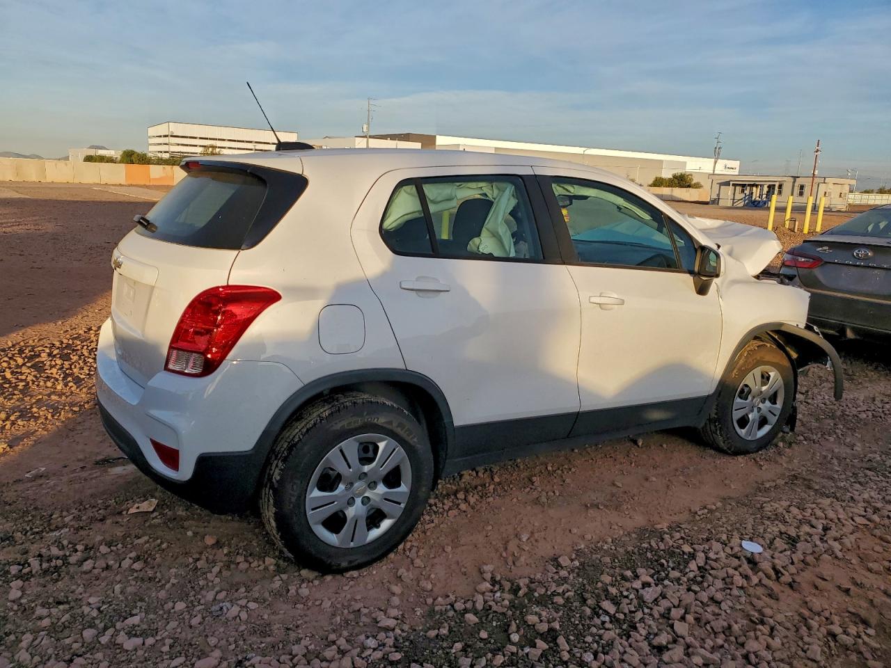 2017 CHEVROLET TRAX LS photo 3
