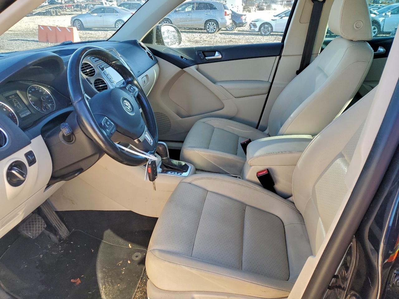2011 VOLKSWAGEN TIGUAN photo 7