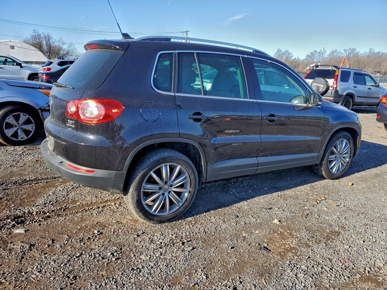 2011 VOLKSWAGEN TIGUAN photo 3