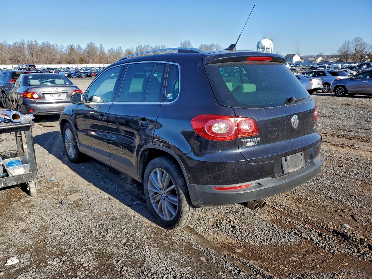 2011 VOLKSWAGEN TIGUAN photo 2
