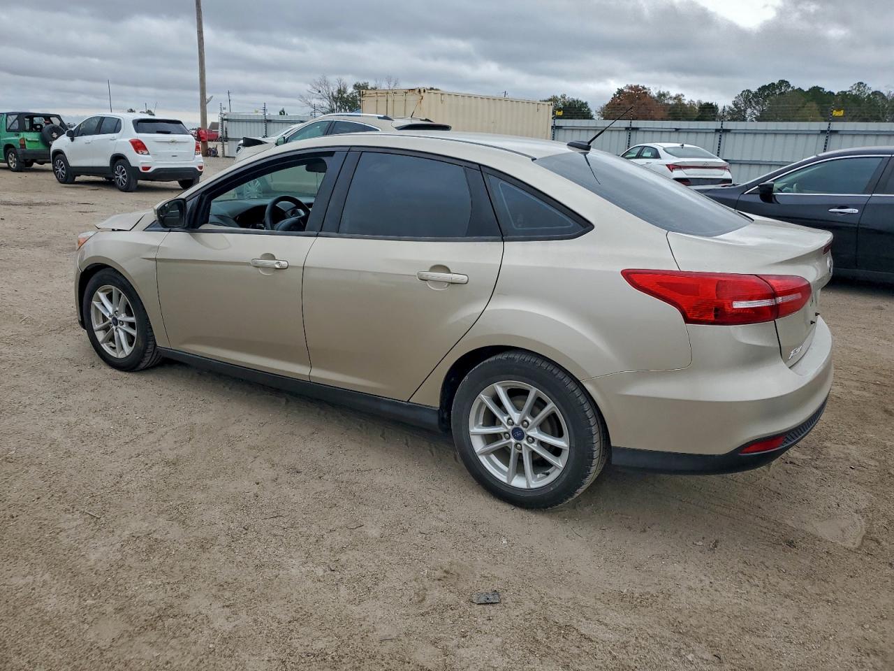 2017 FORD FOCUS SE photo 4