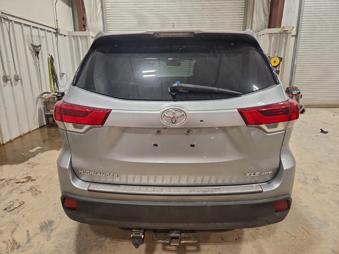 2019 TOYOTA HIGHLANDER SE photo 16