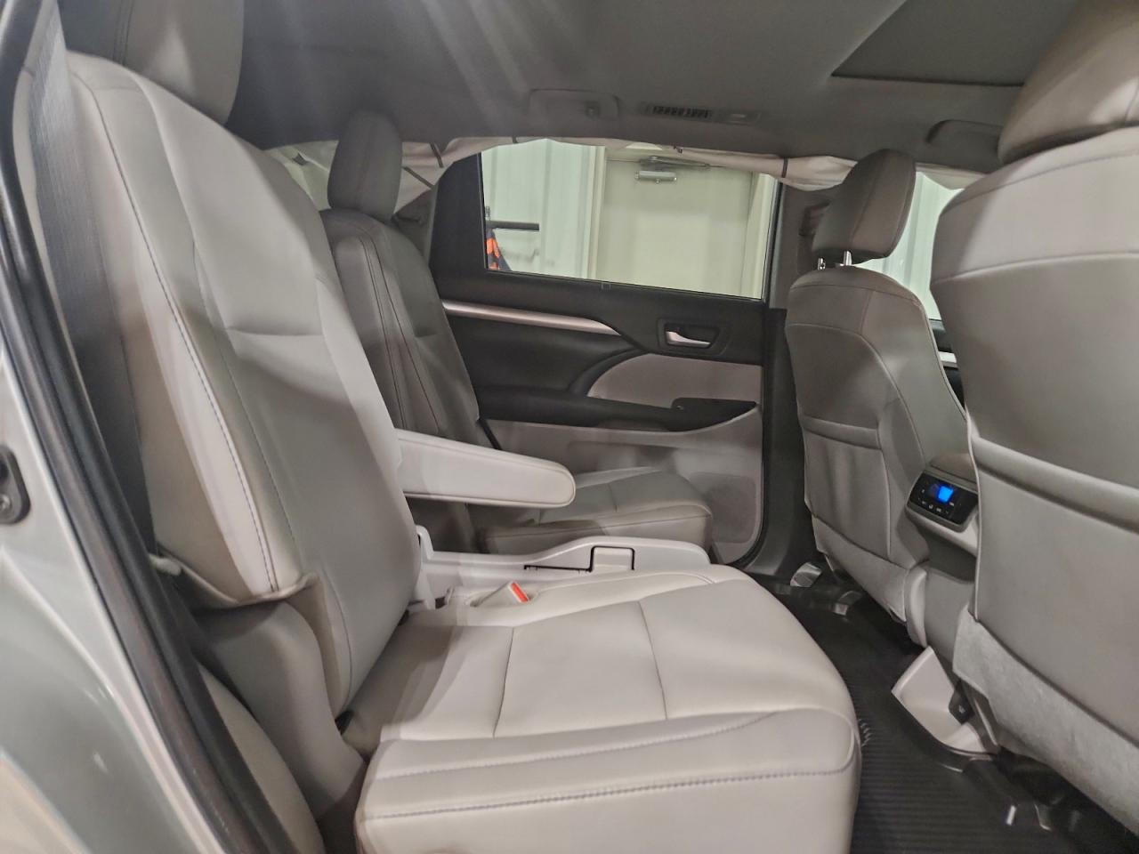 2019 TOYOTA HIGHLANDER SE photo 31