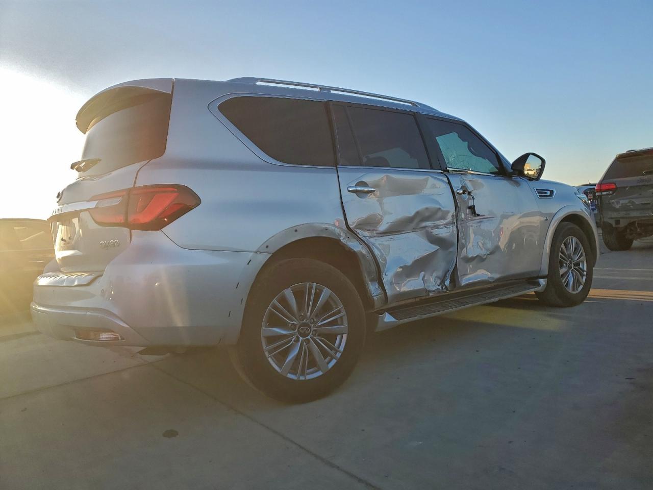 2019 INFINITI QX80 LUXE photo 3