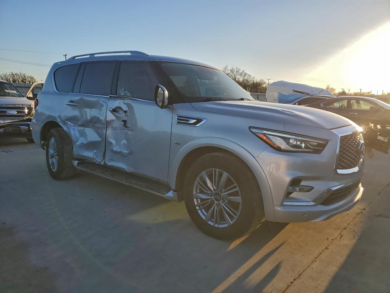 2019 INFINITI QX80 LUXE photo 4