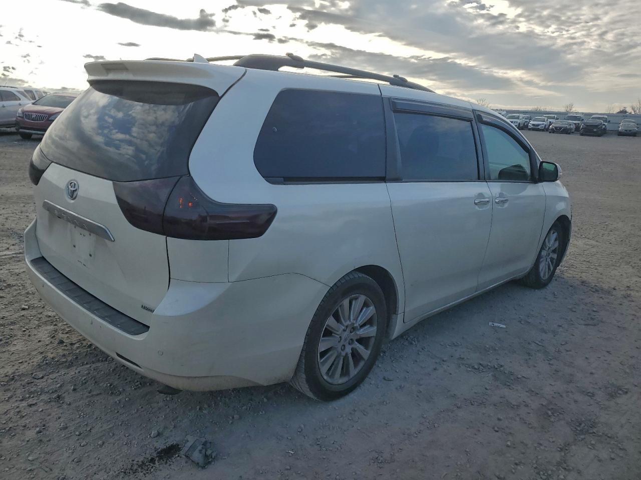 2015 TOYOTA SIENNA XLE photo 5