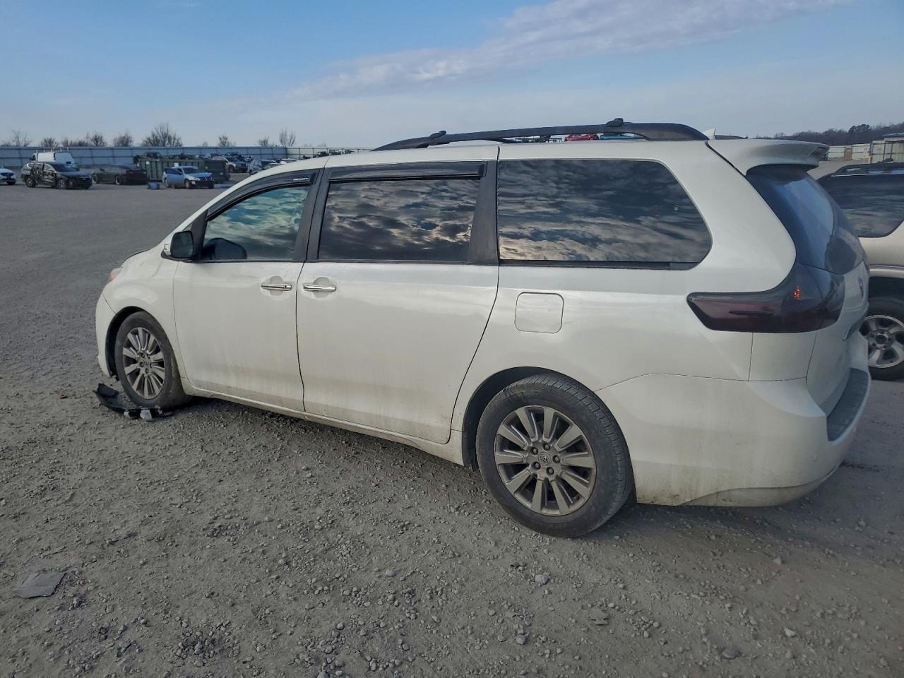 2015 TOYOTA SIENNA XLE photo 3
