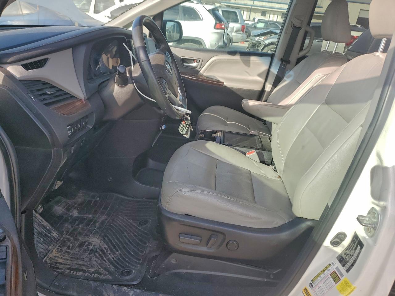 2015 TOYOTA SIENNA XLE photo 13