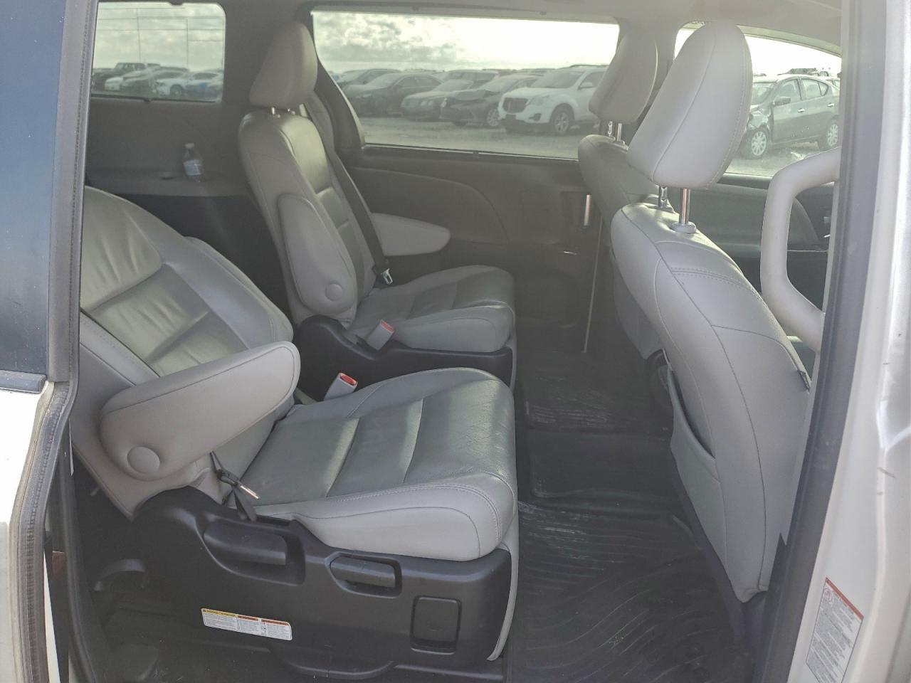 2015 TOYOTA SIENNA XLE photo 21