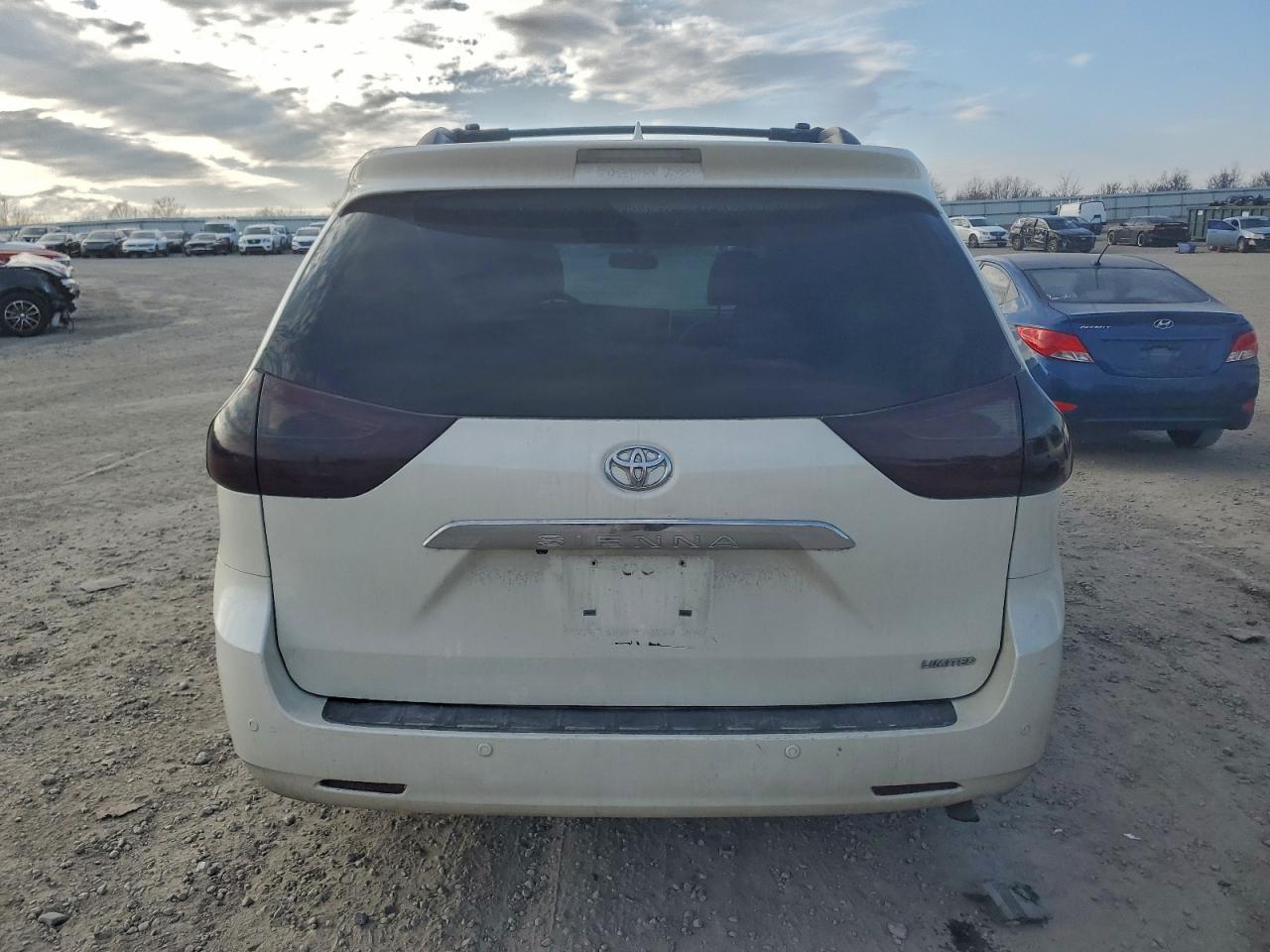 2015 TOYOTA SIENNA XLE photo 11