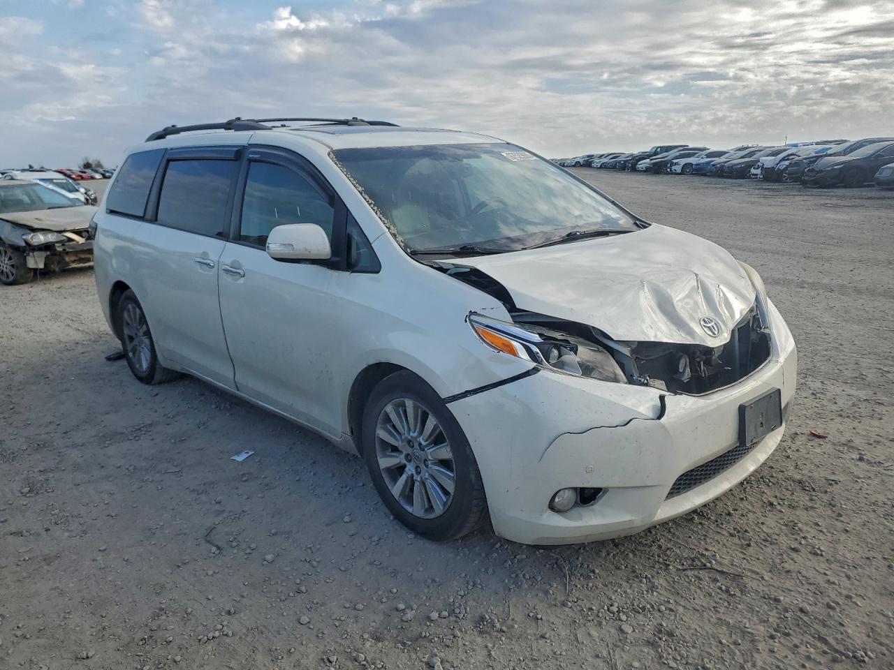 2015 TOYOTA SIENNA XLE photo 7