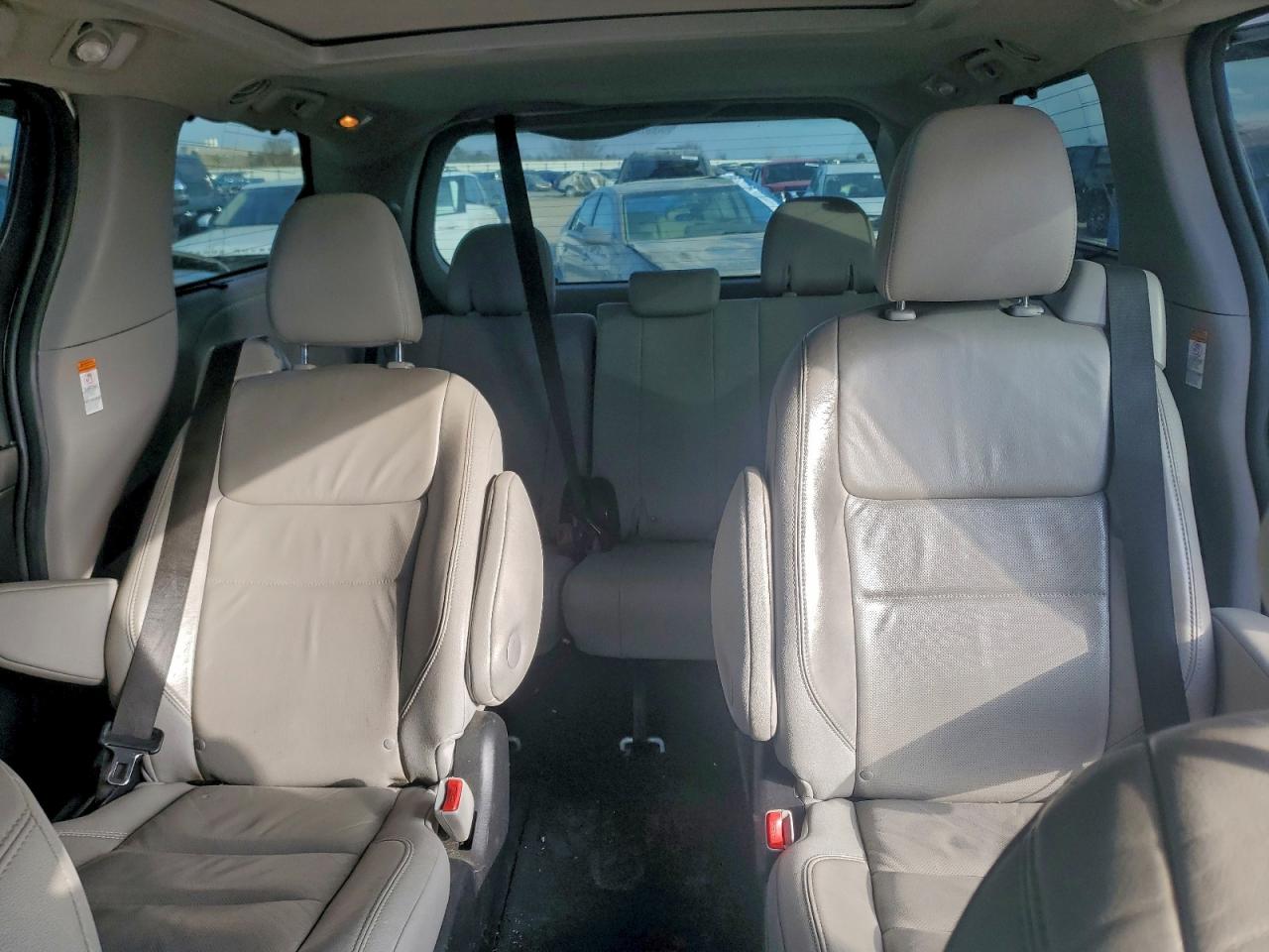 2015 TOYOTA SIENNA XLE photo 19