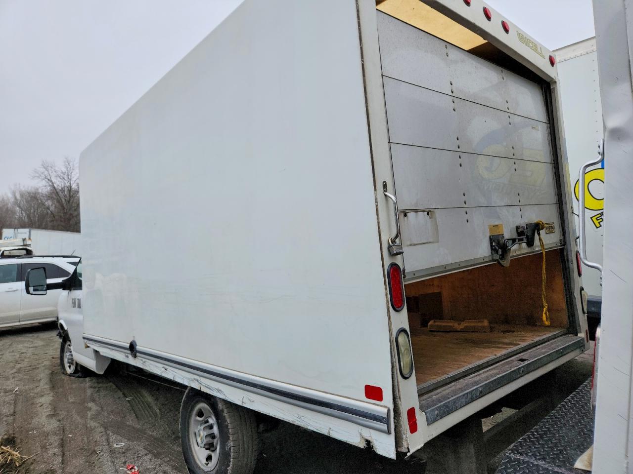 2017 CHEVROLET EXPRESS G3500 photo 2