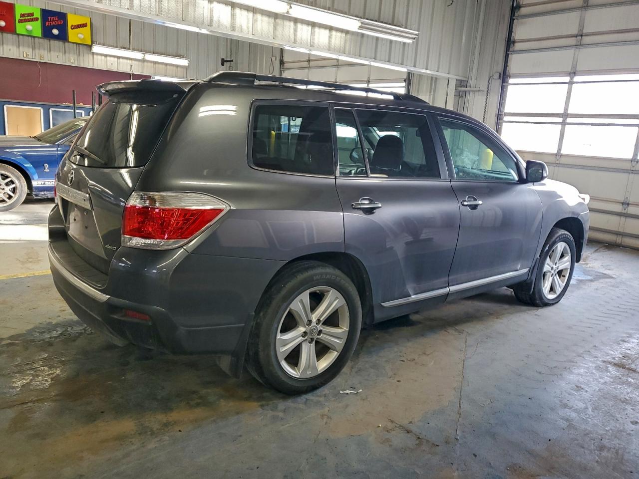 2011 TOYOTA HIGHLANDER BASE photo 9
