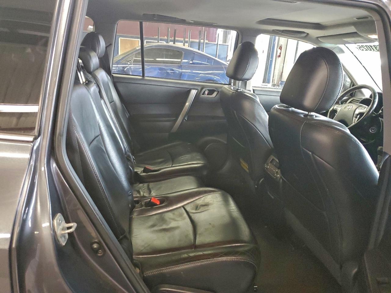 2011 TOYOTA HIGHLANDER BASE photo 41