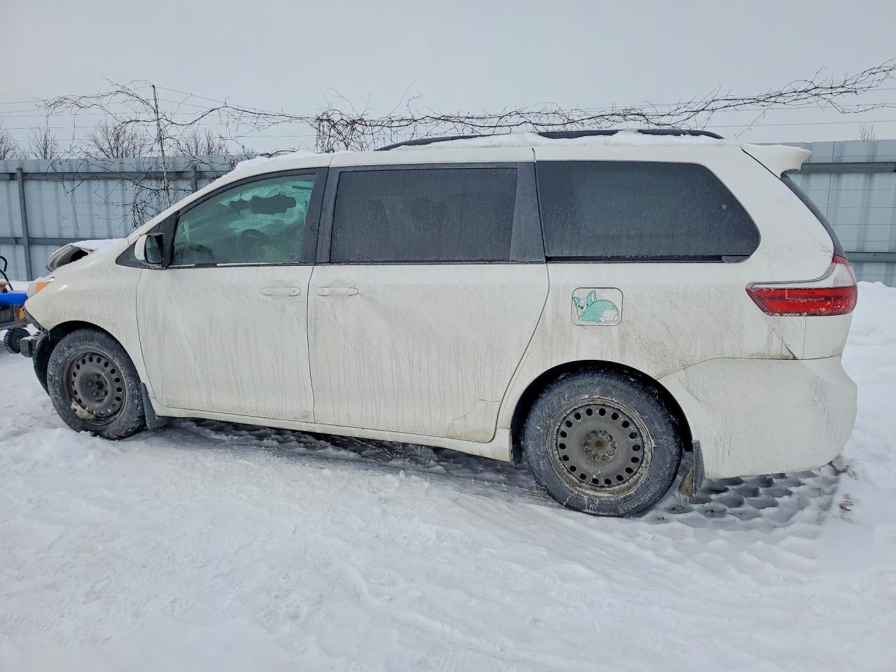 2015 TOYOTA SIENNA LE photo 4