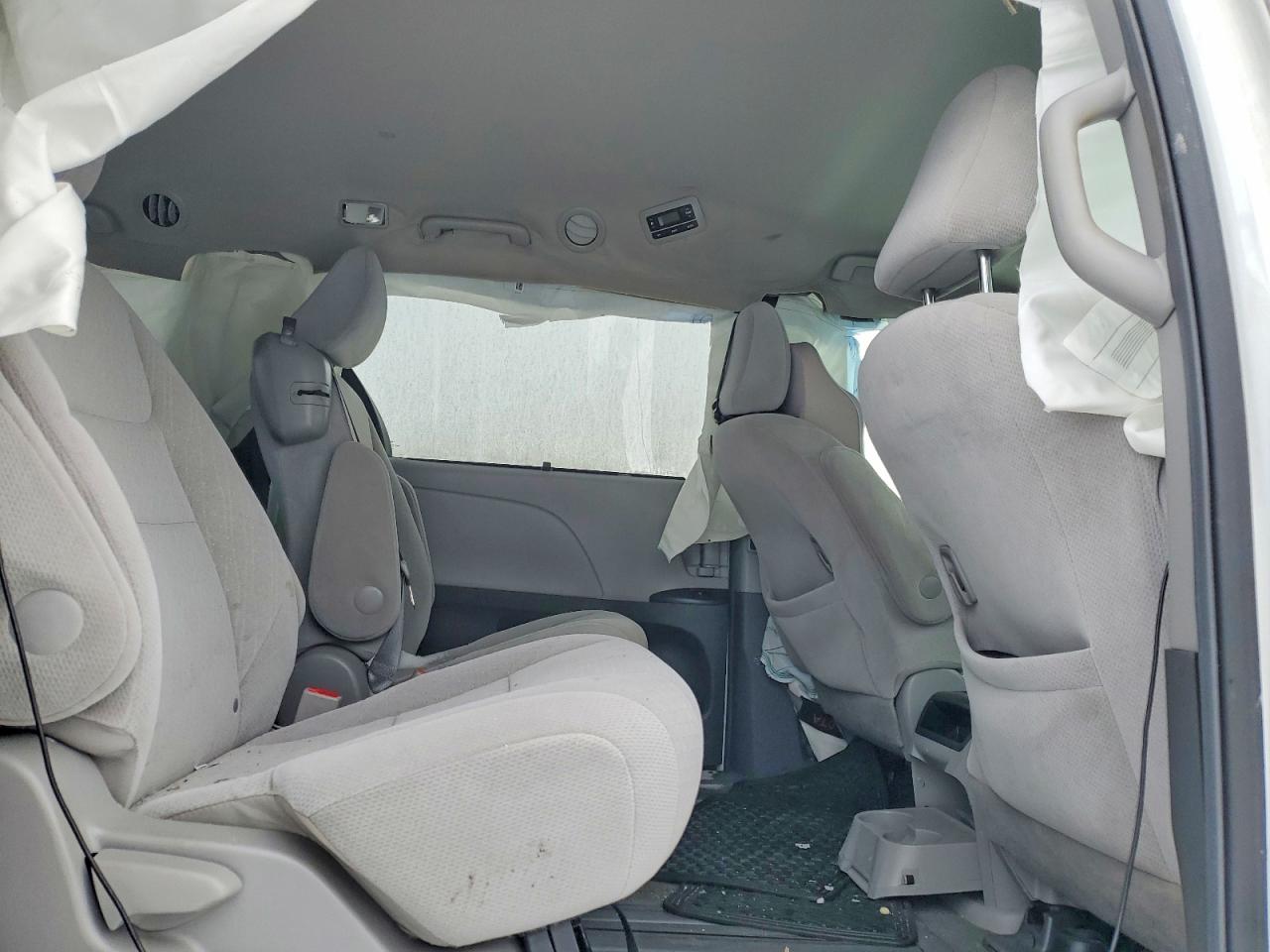 2015 TOYOTA SIENNA LE photo 28