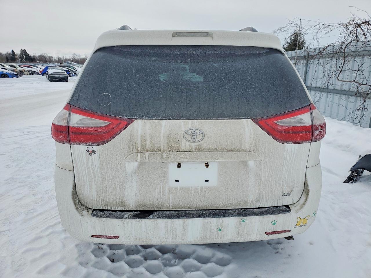 2015 TOYOTA SIENNA LE photo 16