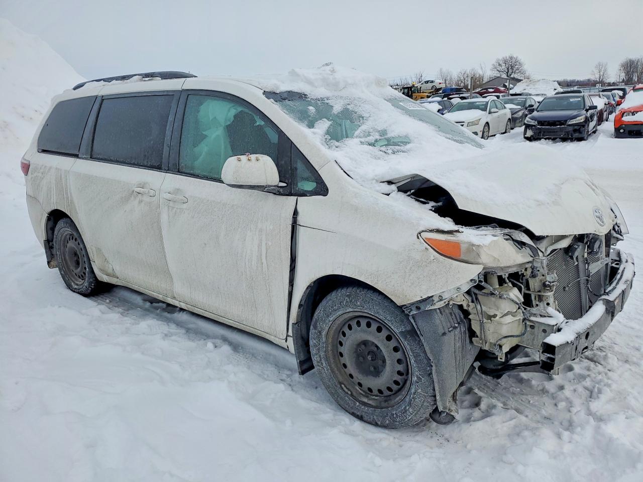 2015 TOYOTA SIENNA LE photo 10