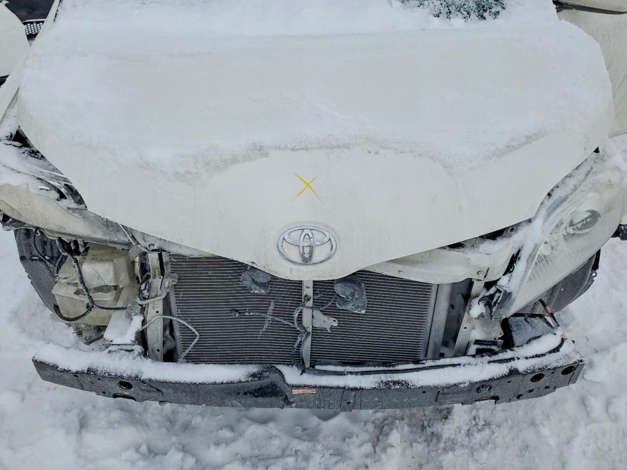 2015 TOYOTA SIENNA LE photo 31