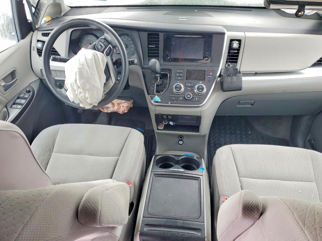 2015 TOYOTA SIENNA LE photo 22