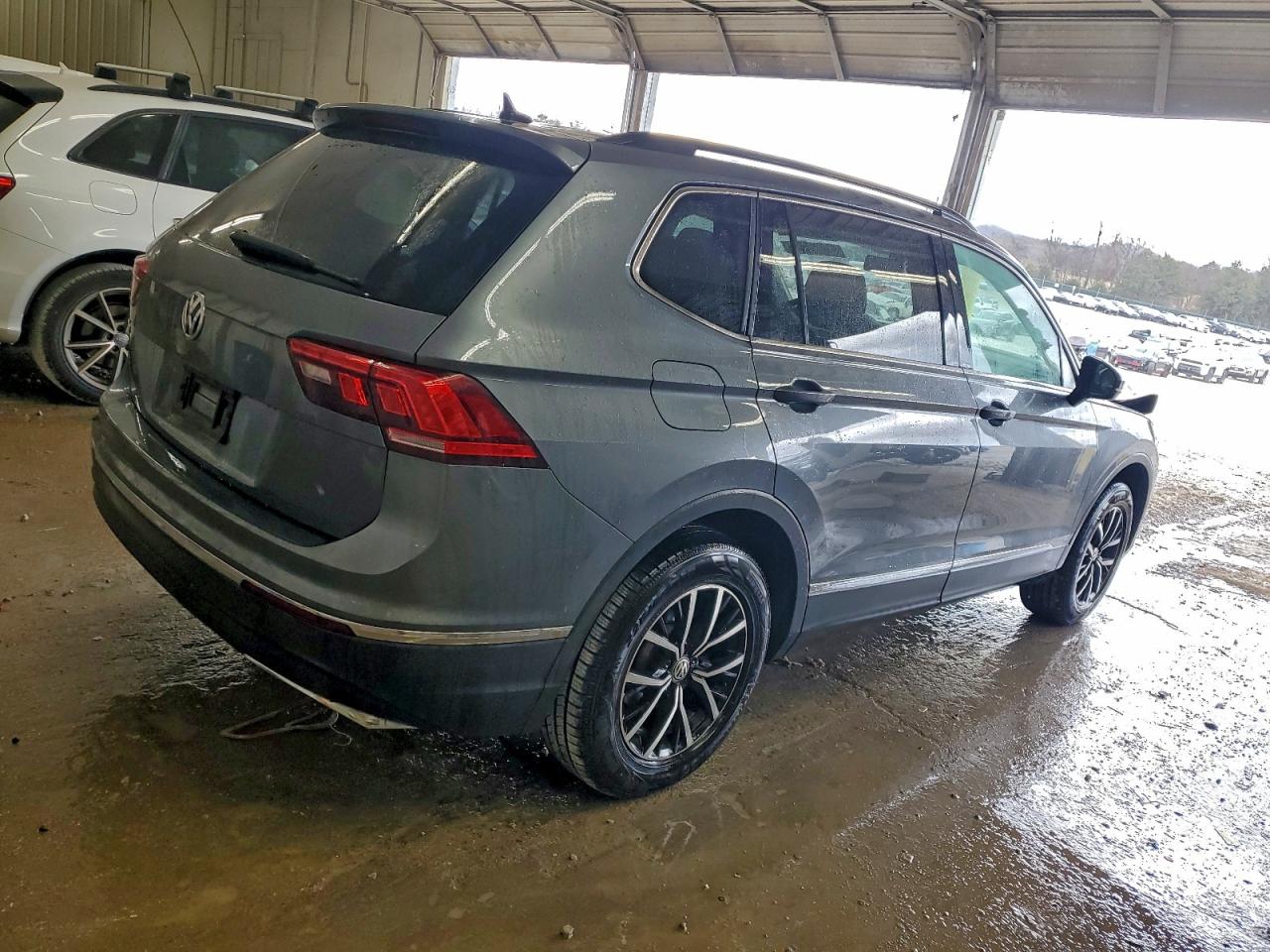 2021 VOLKSWAGEN TIGUAN SE photo 3