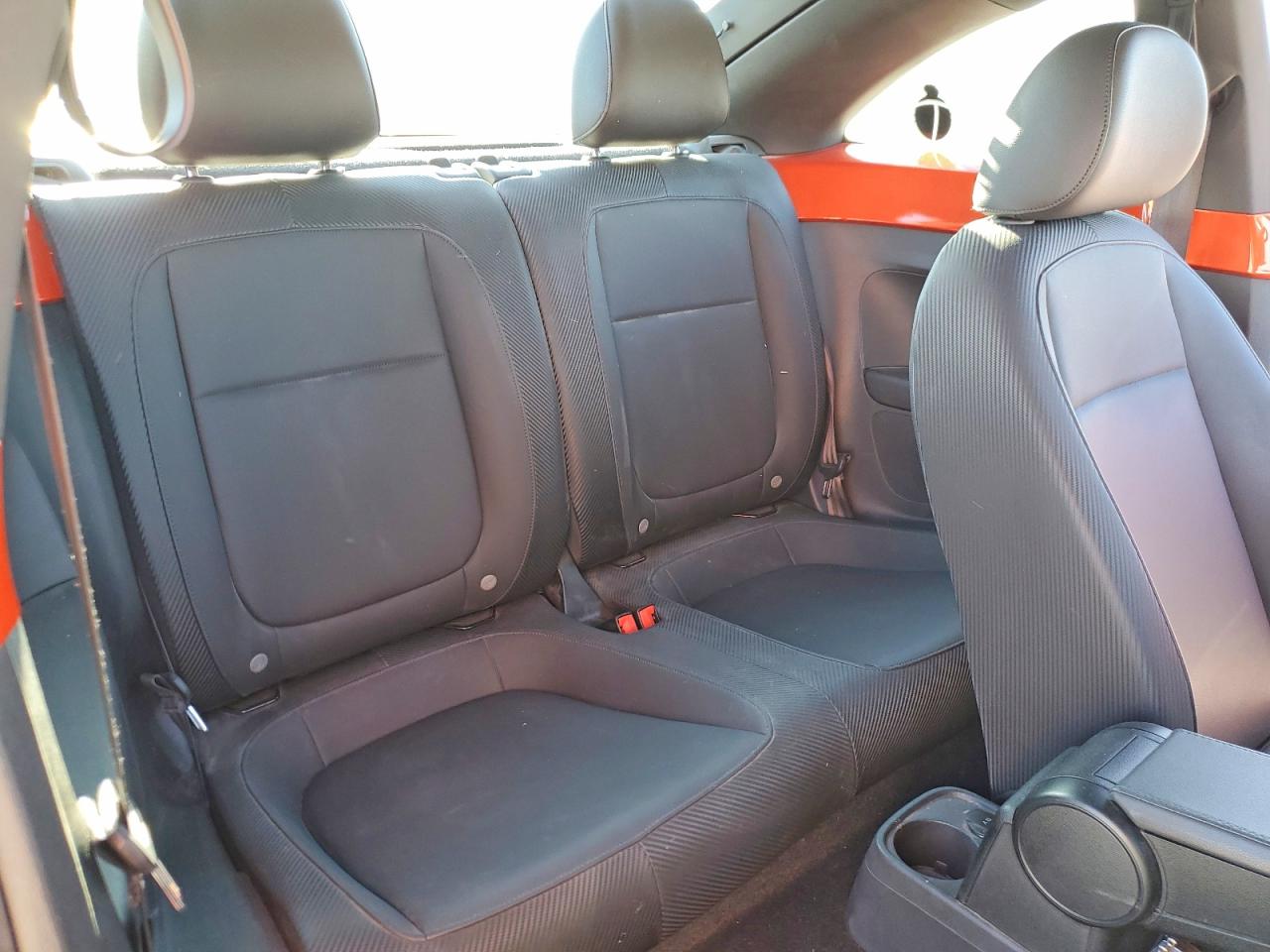 2016 VOLKSWAGEN BEETLE SE photo 10