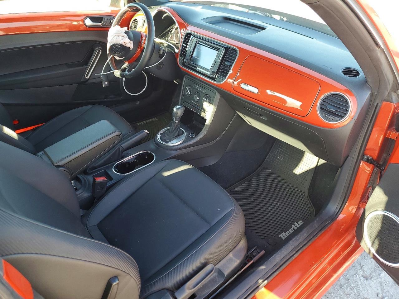 2016 VOLKSWAGEN BEETLE SE photo 8