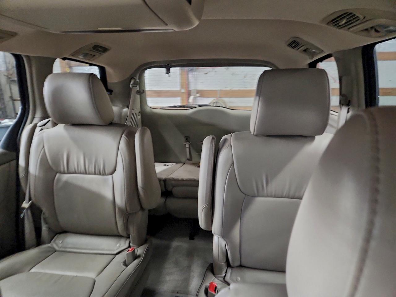 2009 TOYOTA SIENNA XLE photo 28