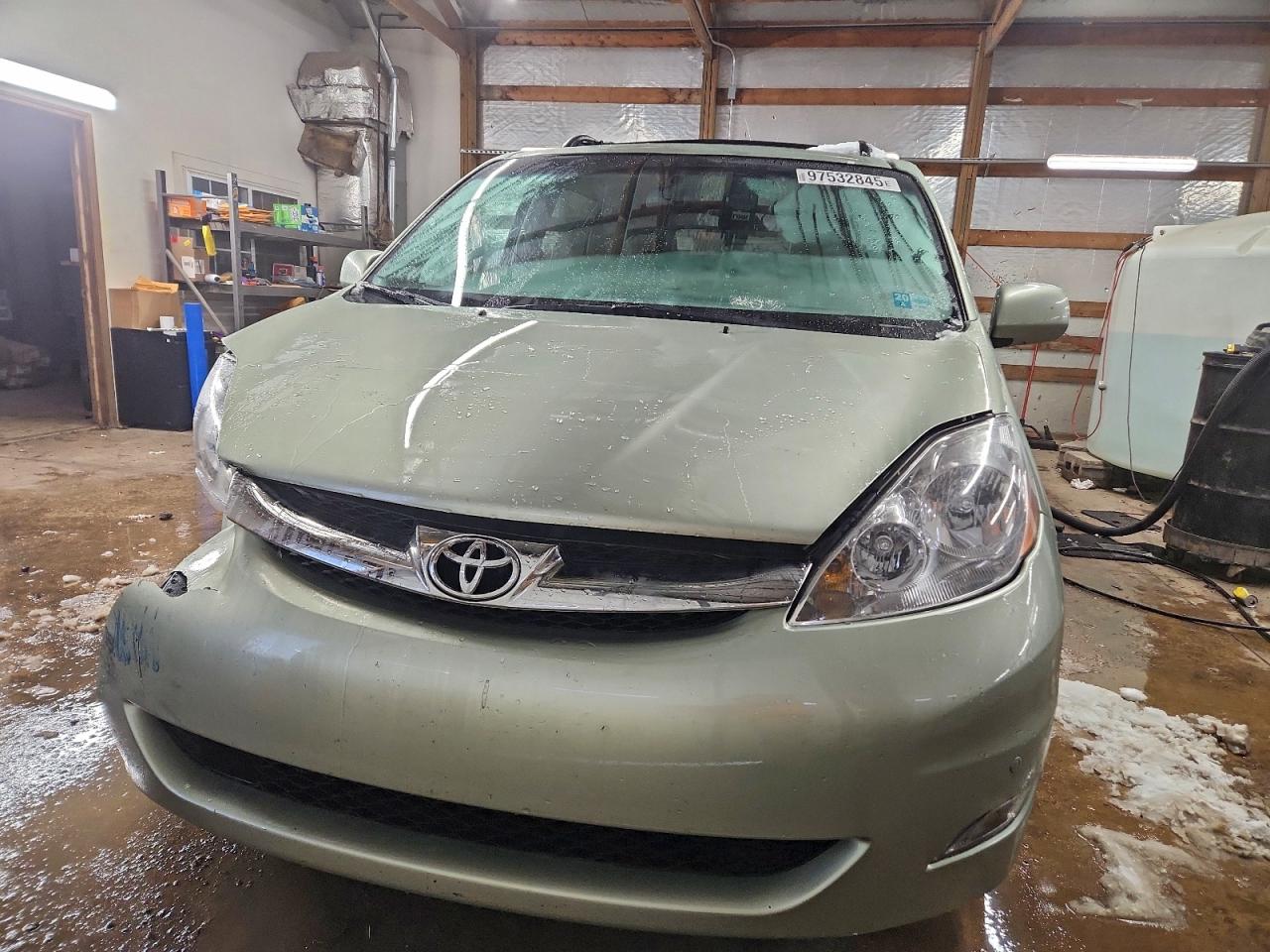 2009 TOYOTA SIENNA XLE photo 13
