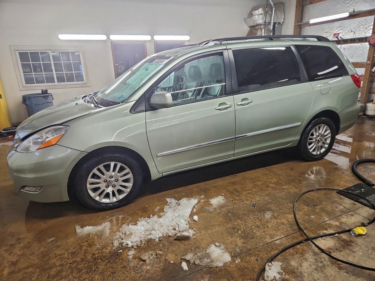 2009 TOYOTA SIENNA