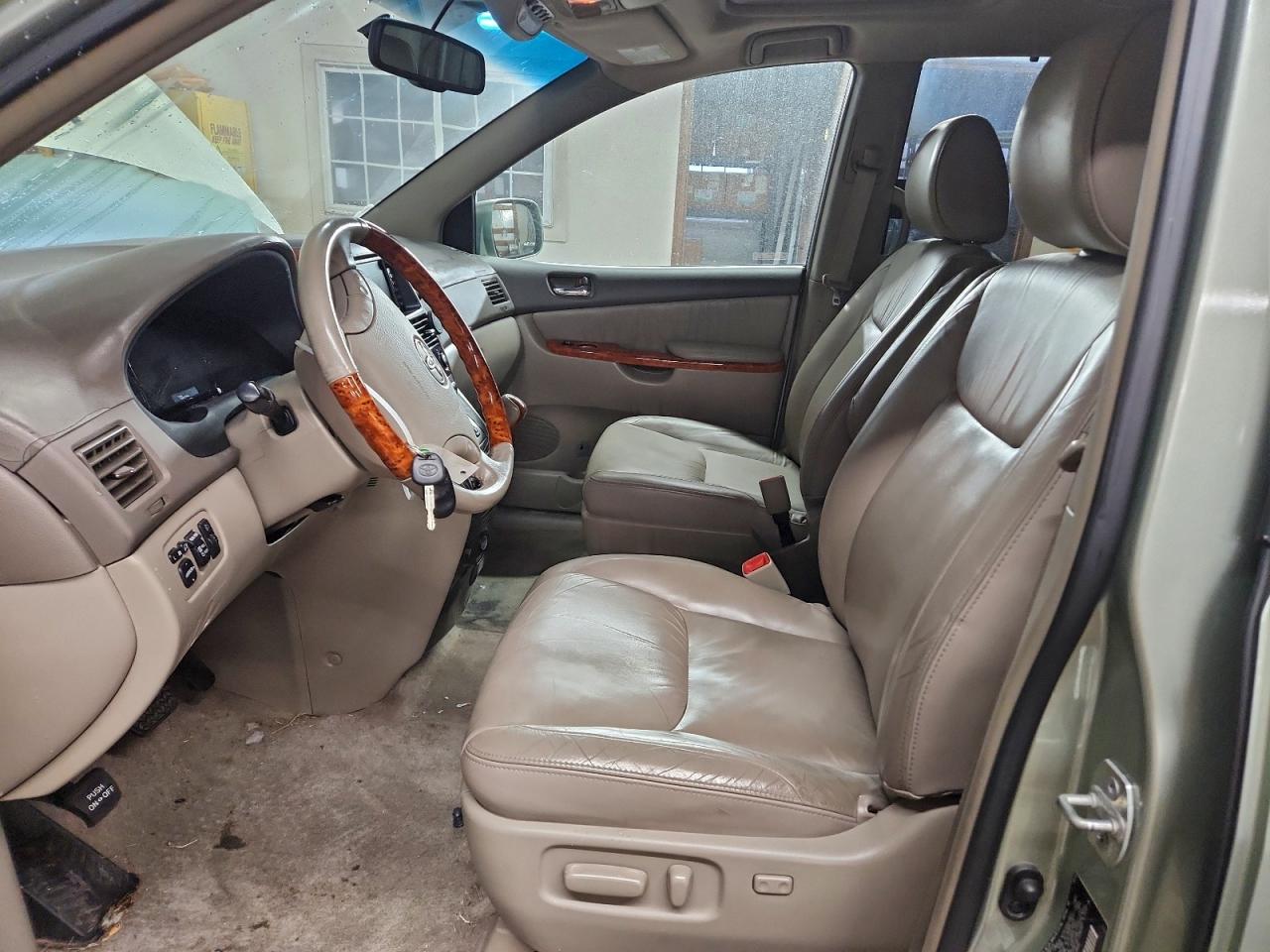 2009 TOYOTA SIENNA XLE photo 19